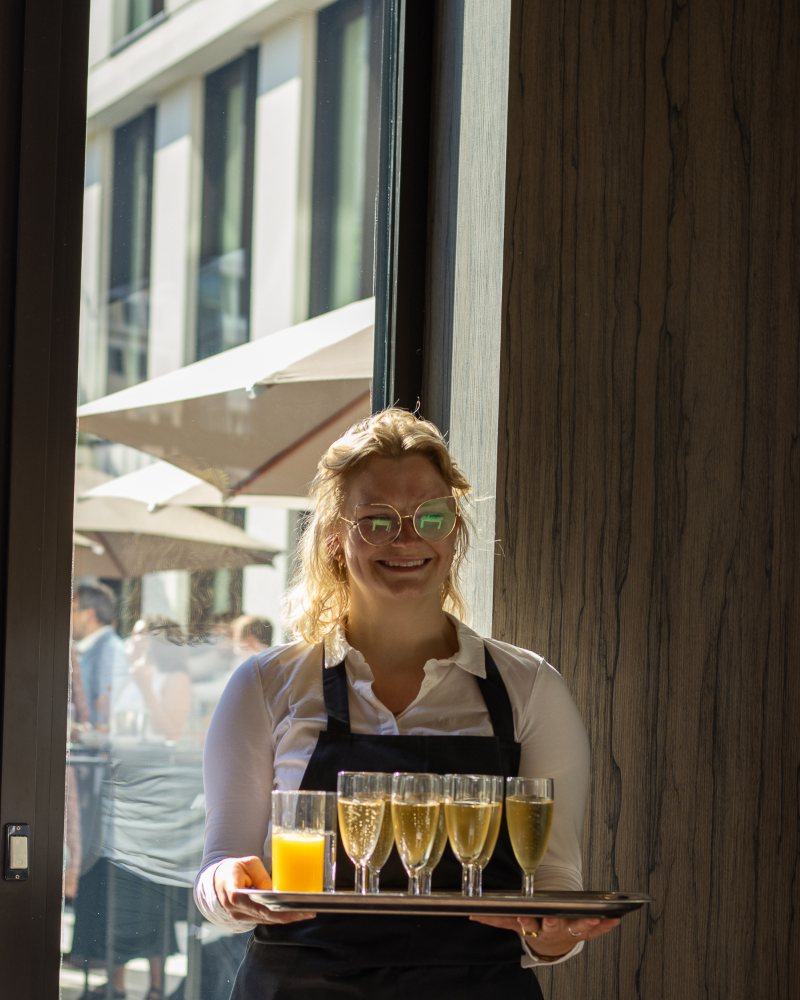 Serveuse en service avec un plateau de coupes