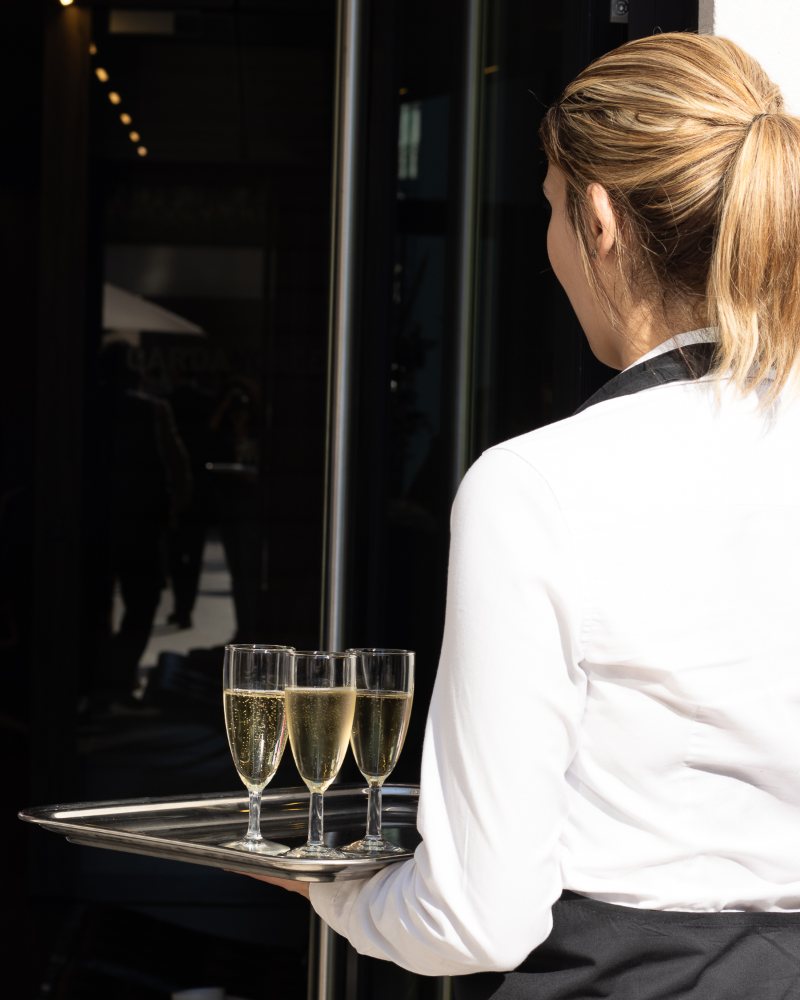 Service du champagne à l'accueil