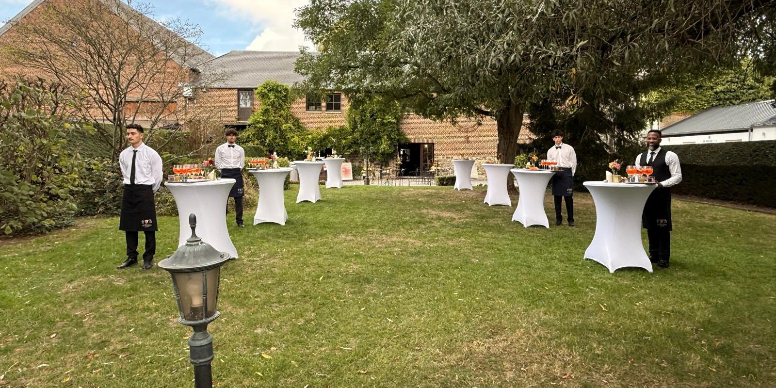 Équipe de service en place pour un cocktail en jardin